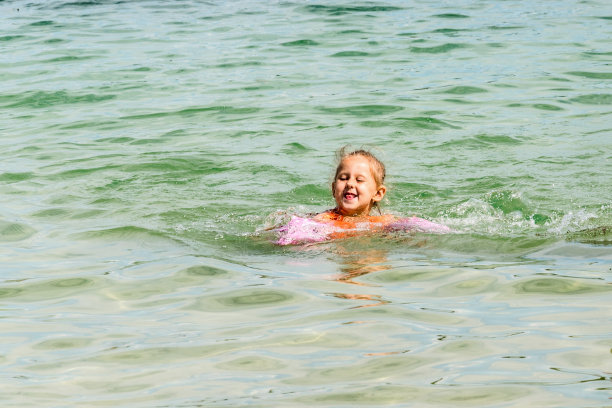 小女孩在河里洗澡图片下载