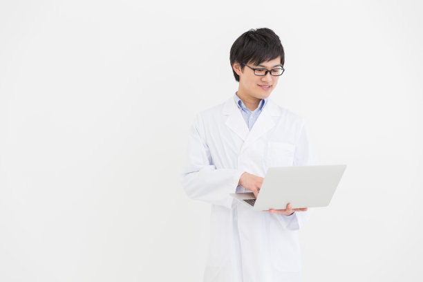 穿白大褂的男人图片下载