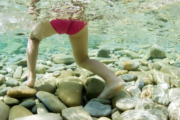有趣的水下照片腿孩子在海游泳池。非常清晰的水域。健康的生活方式，人们水上运动户外活动，游泳在夏季海滩与孩子家庭度假。图片下载