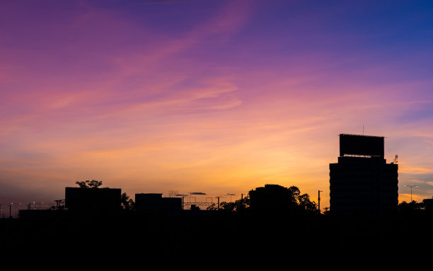 城市剪影对天空的日出，曼谷，泰国。图片下载