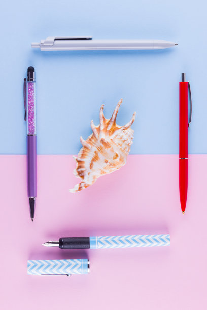 回到学校波普艺术的概念。粉蓝色背景的学校文具和贝壳。彩色粉笔背景上的彩色笔。平的。本空间图片下载