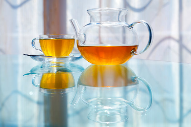透明玻璃茶壶和杯与匙图片下载