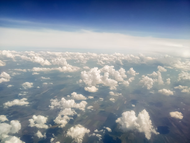 从飞机上俯瞰黑山山脉上空。蓝天和白云。背景。库存图片图片下载