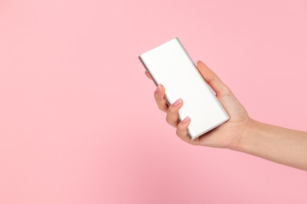 女孩展示现代银动力库图片下载