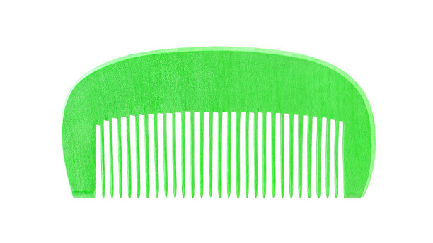 木制的绿色梳孤立在白色的背景图片下载