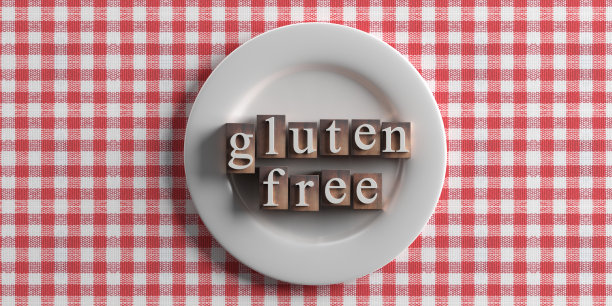 红色格子桌布上的无麸质文字和餐具。三维演示图片下载