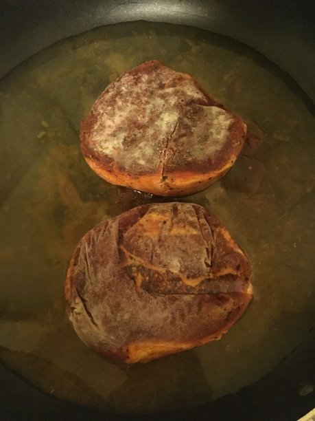 煎锅里的冻牛肉图片下载