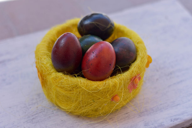 桌上放着一桶彩色的复活节彩蛋。从上面。空白，空白空白的文字为卡片的右侧的图像。复活节快乐庆祝形象-形象图片下载