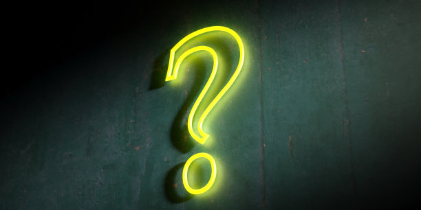古董墙背景下的问号霓虹灯。三维演示图片下载