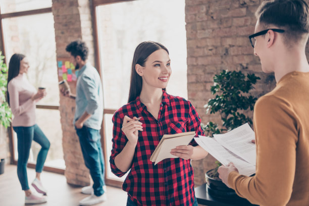 漂亮可爱的女士的近距离照片，自由作家，有对话，听到感兴趣的介绍，想知道的知识，专家，穿格子衣服，衬衫，握笔，阁楼，工业室内图片下载