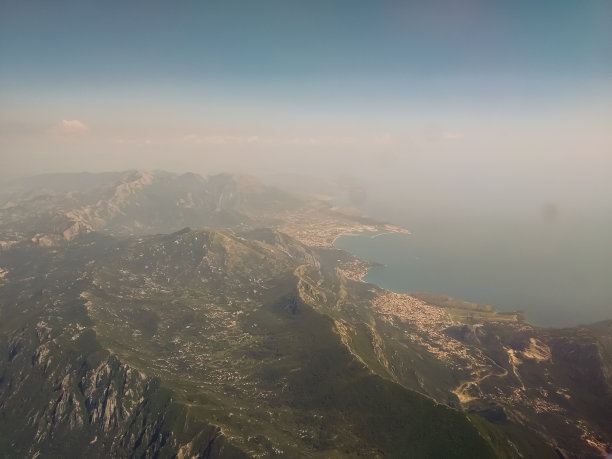 从飞机上俯瞰黑山山脉上空。蓝天和白云。背景。库存图片图片下载