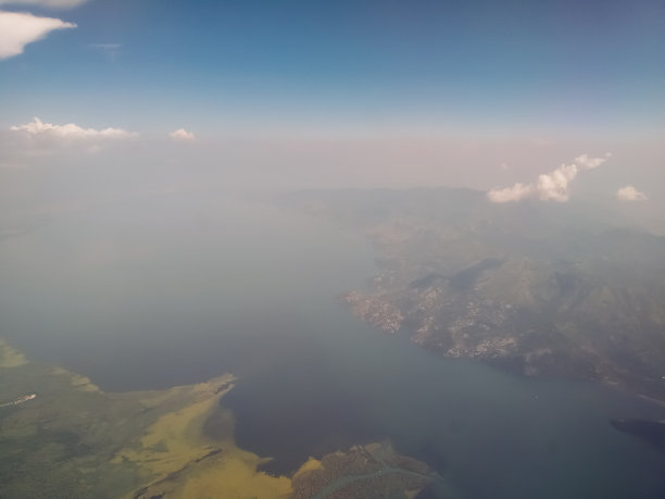 从飞机上俯瞰黑山山脉上空。蓝天和白云。背景。库存图片图片下载