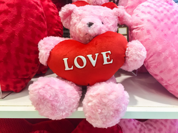 粉色的熊娃娃和红色的心。图片下载