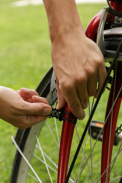 前自行车婴儿座椅的安装步骤。一系列的图片，如何把孩子的座位上的自行车把手图片下载