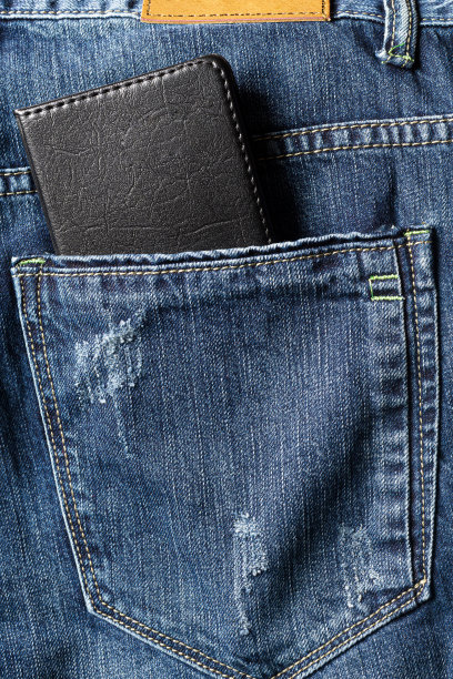 特写笔记本在口袋的牛仔裤垂直图片下载