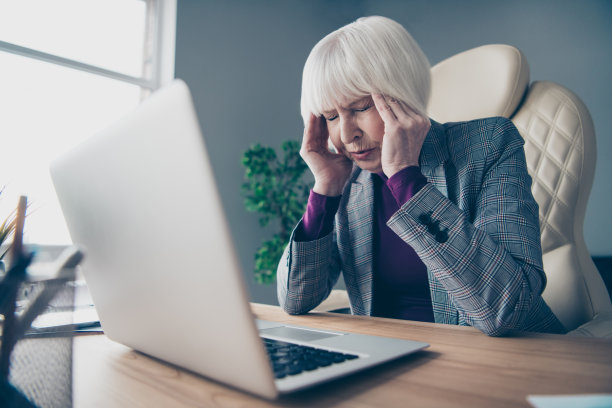 特写年老的商务女士不舒服的照片握手太阳穴过度工作需要休息日坐办公椅穿服装套装夹克图片下载