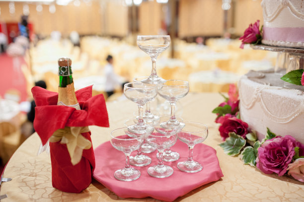 婚礼宴会上香槟杯和蛋糕上的金字塔图片下载