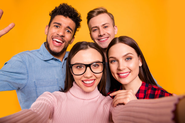 好看的，有吸引力的，可爱的，可爱的，可爱的，可爱的，愉快的，愉快的，乐观的，积极的，有趣的，活泼的公司伙伴，同伴，博客博主孤立的，明亮的，生动的，闪亮的黄色背景图片下载