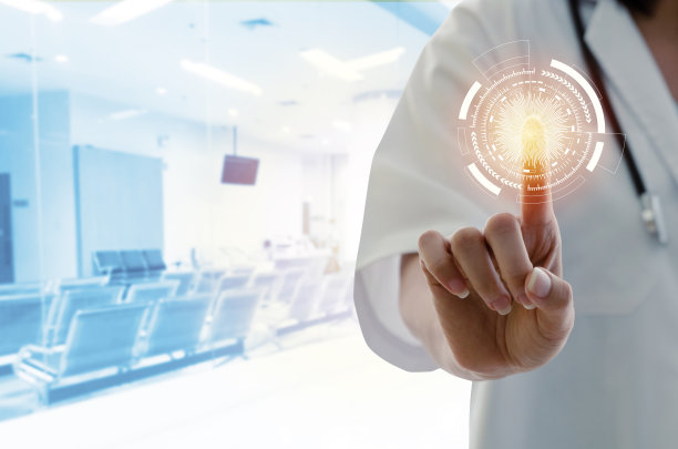 女医生的手指用听诊器的手指指向触摸虚拟屏幕界面按钮，以医院候诊室为背景，创新医疗技术理念图片下载