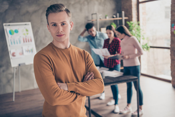 近距离的照片有吸引力的英俊的千禧管理营销商双手交叉双臂折叠认真专注自信黄色毛衣套头衫时尚的金发工作室阁楼室内工业图片下载