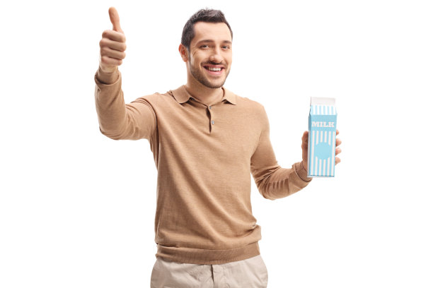 拿着一包牛奶的年轻人竖起大拇指图片下载