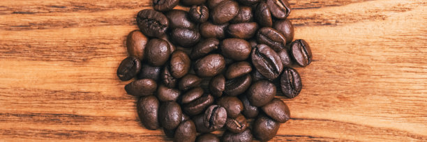 64、一杯咖啡，洒了一地的咖啡豆。布局。平的。咖啡豆。图片下载