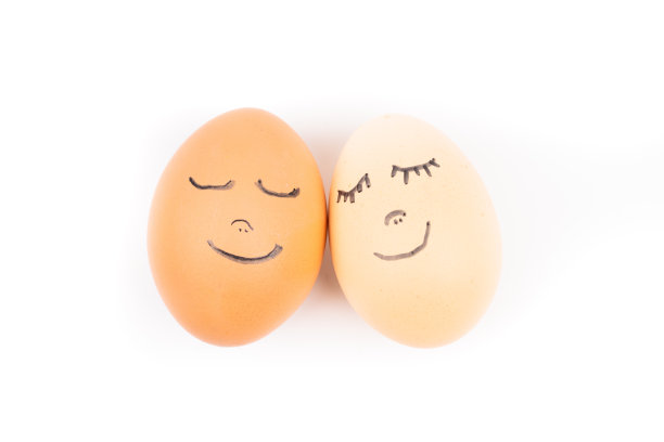 白色背景上的鸡蛋笑脸图片下载