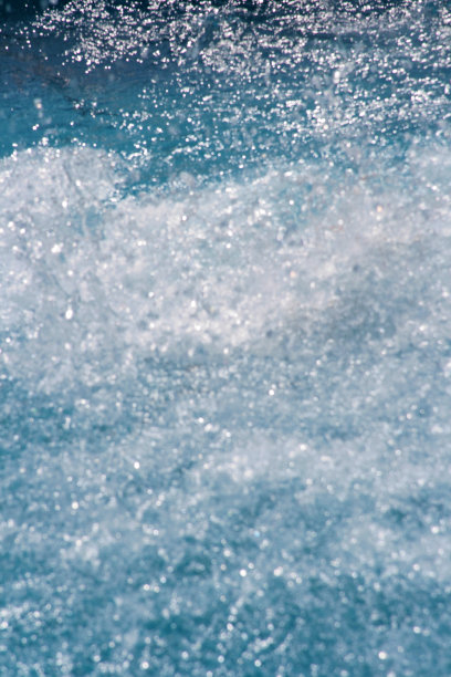 背景是浅蓝色，白色自然。透明的水，带有泡沫和飞溅图片下载