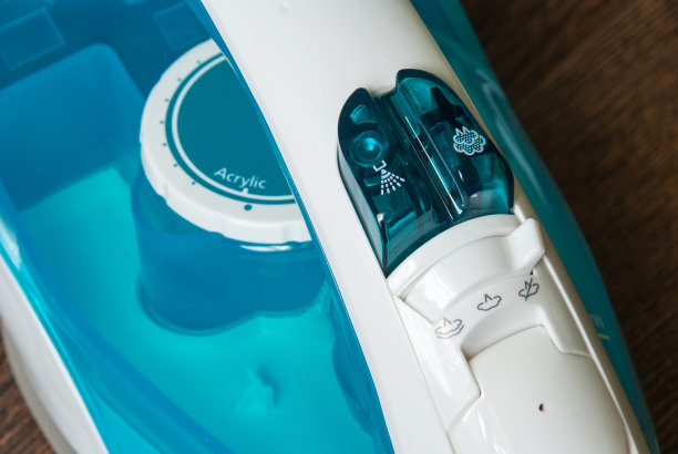 在木制背景上熨烫的熨斗图片下载