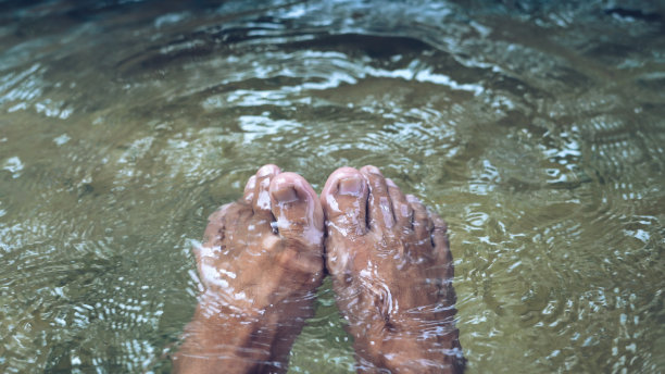 利用火山土淡水的天然力量，享受温泉足地热温泉。图片下载