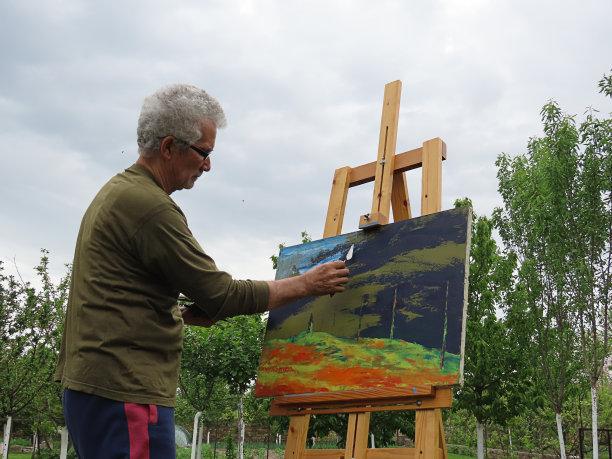 高级绘画艺术家在后院的房子图片下载