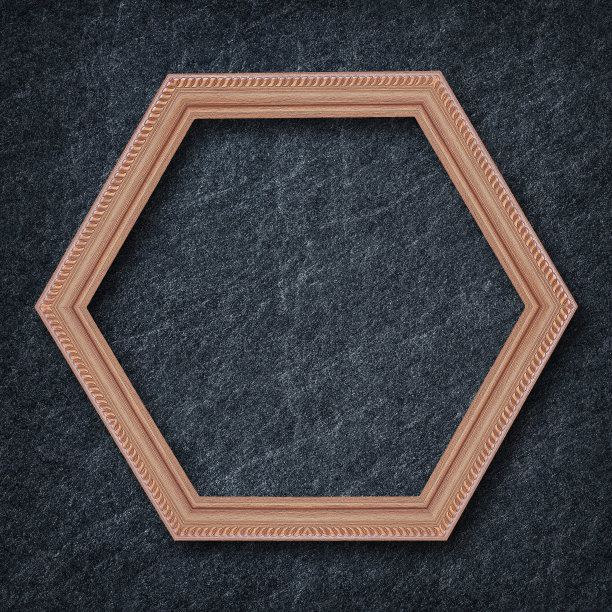 古董木六角形框架孤立在黑色石板石背景图片下载