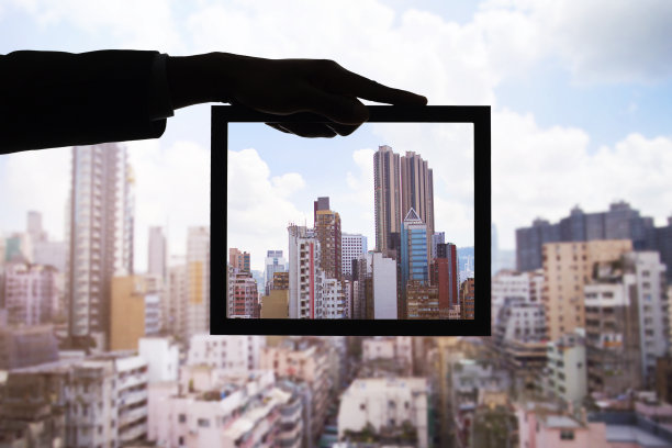 手握相框与尖沙咀香港的观点图片下载