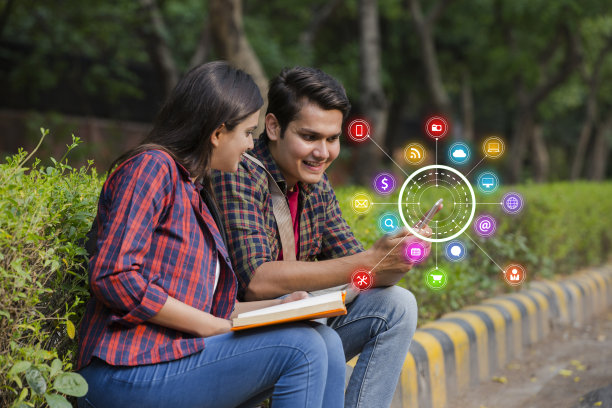 印度大学生持有手机库存照片图片下载