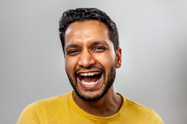 一个大笑的年轻人的肖像图片下载