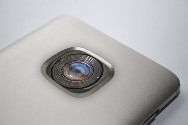 一个普通的银色智能手机的背面有一个异常大的怪物相机!图片下载