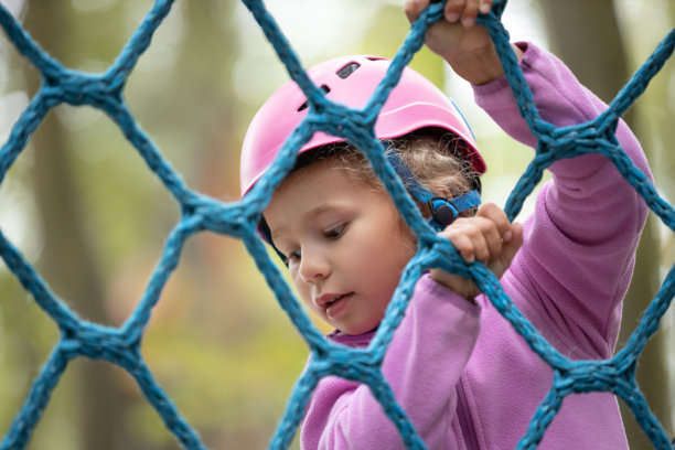 可爱的小女孩攀登冒险par图片下载