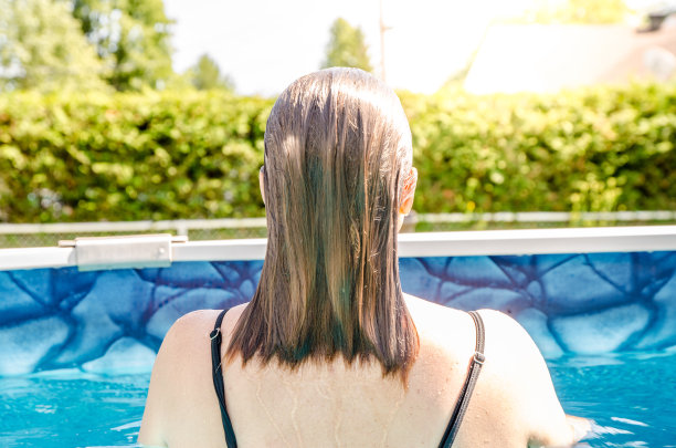 游泳池里湿漉漉的长发女子图片下载