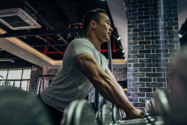 男人举起哑铃图片下载