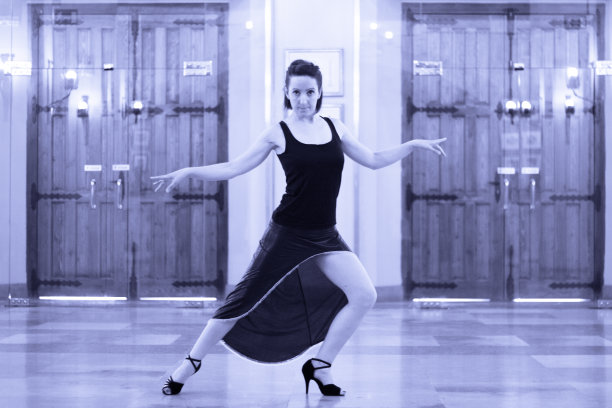 孤独而悲伤的探戈舞者穿着优雅，在空荡荡的舞厅里图片下载