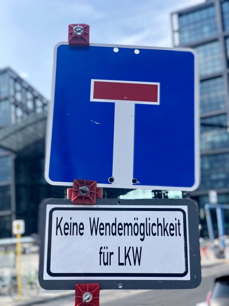 德语的交通标志。也就是说，卡车无法转弯图片下载