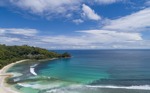 热带海滩，有大海和棕榈树，无人机拍摄。海滩和海边的照片。浪漫的海滩鸟瞰图。图片下载