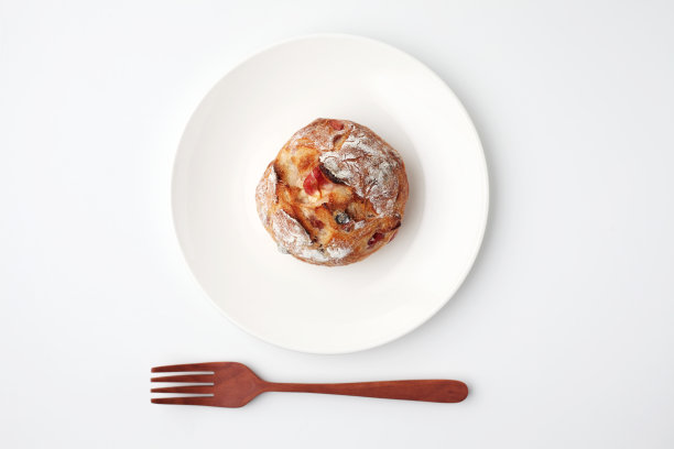 配有浆果和奶酪的法式面包盘，白色背景上图片下载