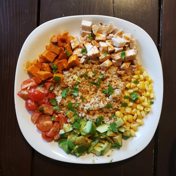 新鲜健康的鸡肉和蔬菜晚餐图片下载