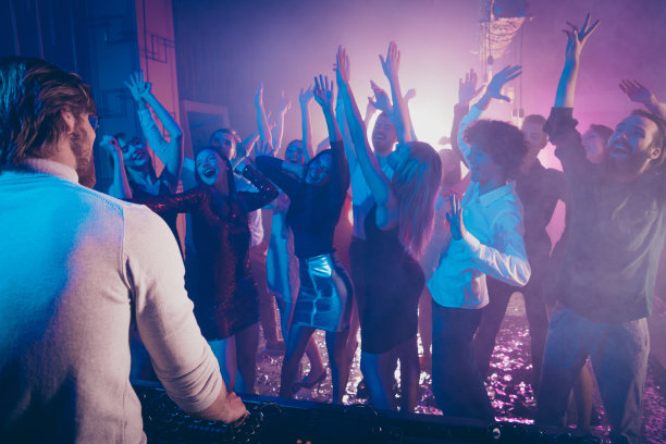 疯子的全身照片有事件跳舞举起手臂穿礼服套装正装迪斯科舞厅图片下载