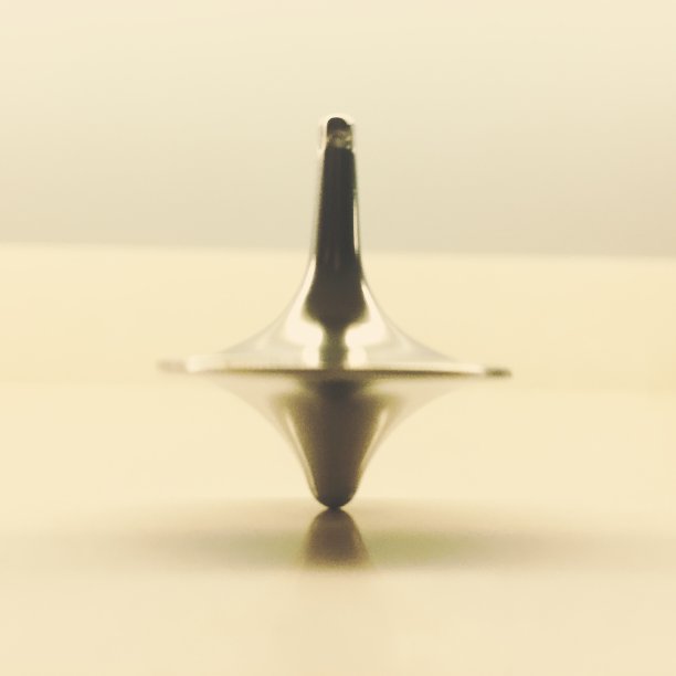 旋转的陀螺图片下载