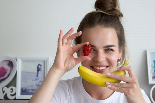 美丽的女孩微笑与水果在手的照片为文字图片下载