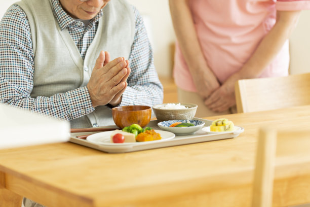 老人吃米饭图片下载