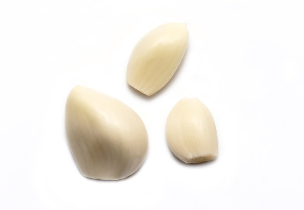 顶部视图剥皮大蒜孤立在白色背景图片下载