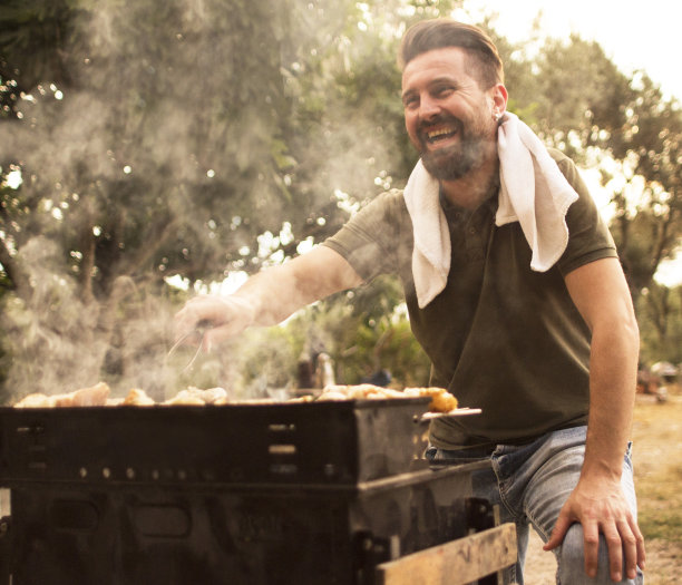 烤烤肉的人图片下载